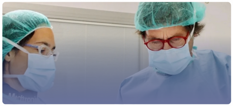 dos doctores realizando una cirugía de varices