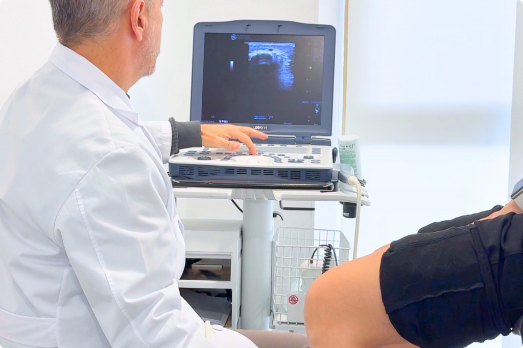 Médico vascular realizando una eco-doppler