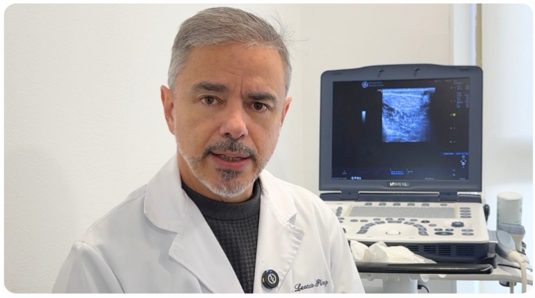 Doctor realizando una eco doppler para ver las varices